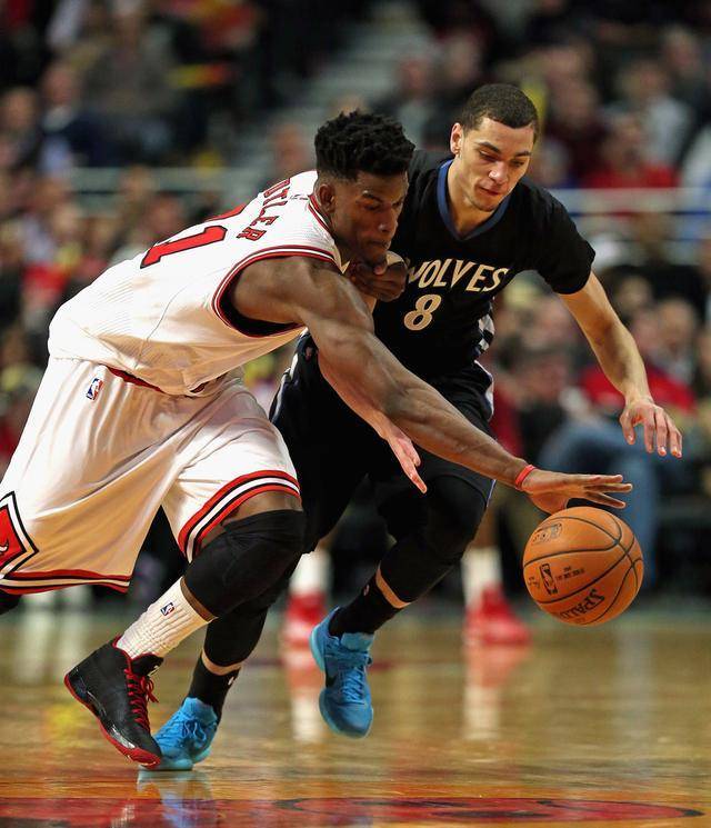 梅州客家刚递补进中超！主帅就官宣大牌国脚加盟，已正式入队亮相.