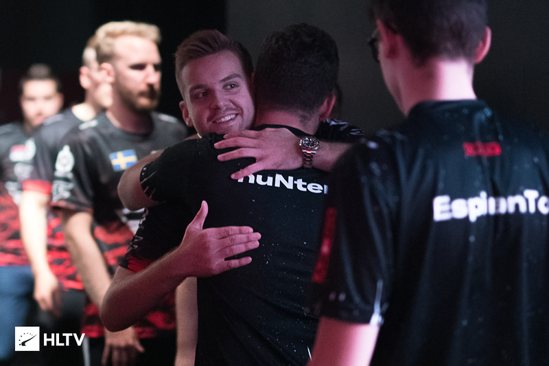 背身停球即 背身停球即